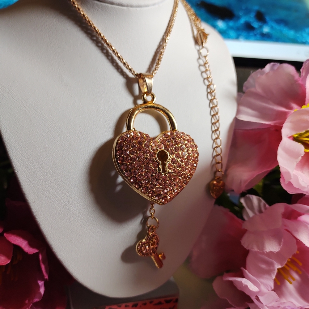 "RARE" Vintage Betsey JohnsonHeart Lock & Key Necklace